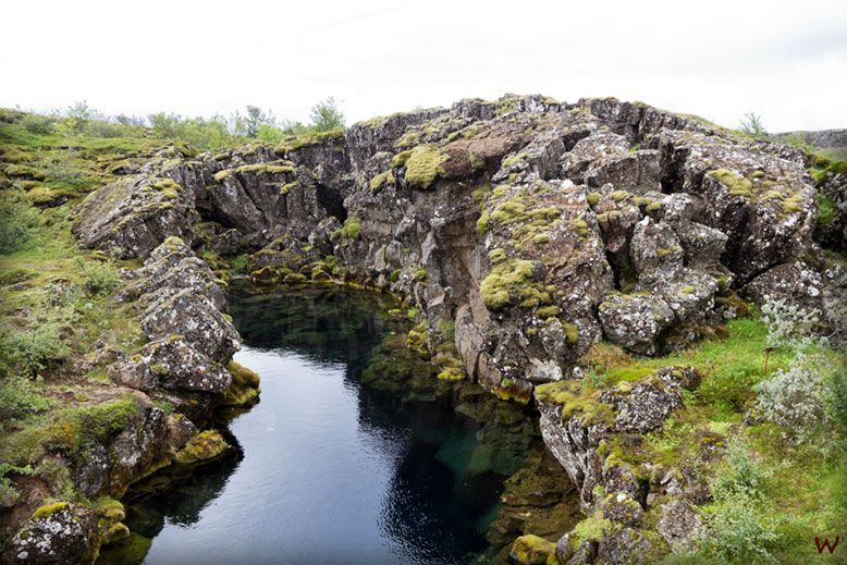 Grietas inundadas en Thingvellir. uno de los mejores lugares que ver en el Círculo Dorado de Islandia