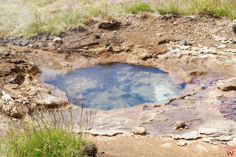 Charcos de agua caliente en Geysir, uno de los mejores lugares que ver en el Círculo Dorado de Islandia