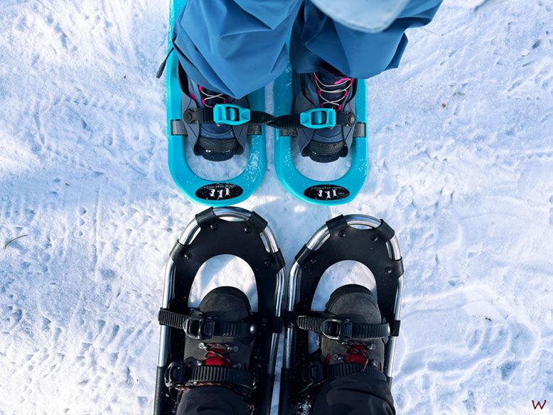 Nos calzamos las raquetas de nieve en los pies antes de pescar en el hielo en Rovaniemi
