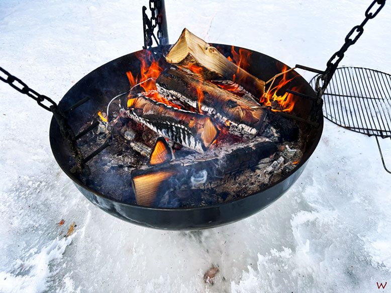 Barbacoa en nuestra excursión para pescar en el hielo en Rovaniemi