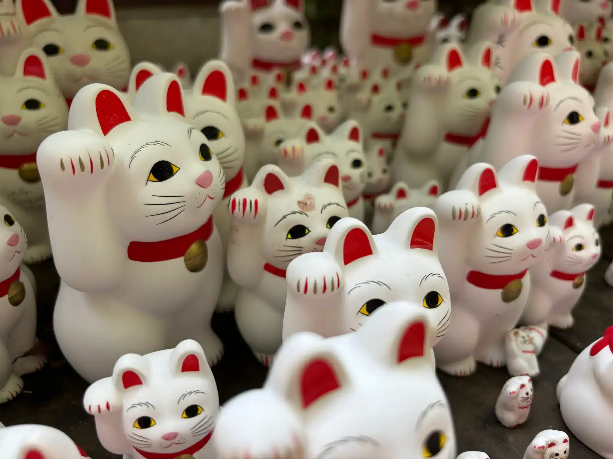 Gatos de porcelana en el Templo de los Gatos de Tokio