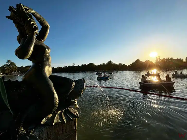 Recorre el Estanque Grande del Retiro en barca