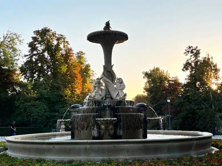 Una de las fuentes más bonitas del Retiro. Una de las mejores cosas qué ver y hacer en el Retiro