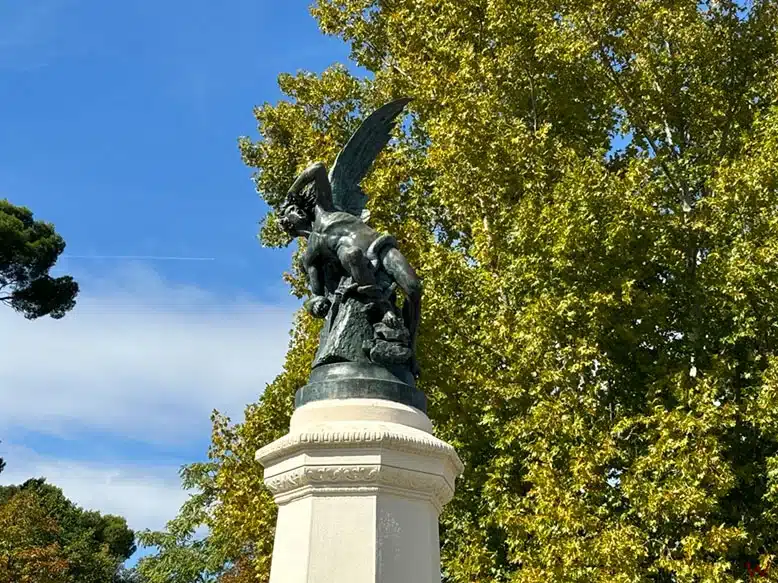La Estatua del Ángel Caído en el Retiro
