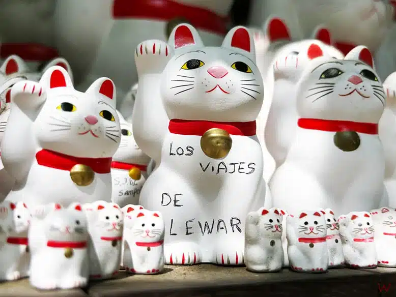 La figura del maneki.neko al visitar el templo de los gatos de Tokio