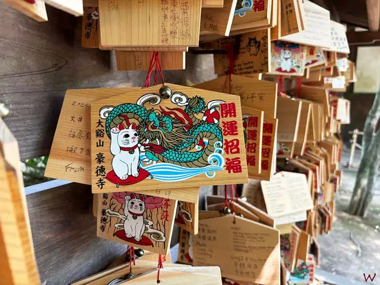 Las tablillas de madera para pedir un deseo al visitar el Templo de los Gatos de Tokio