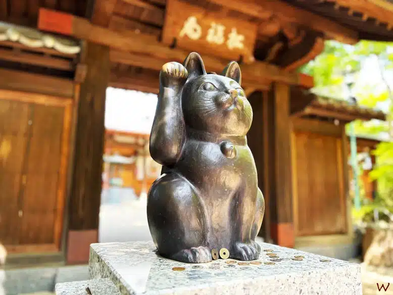 La puerta que da acceso a visitar el Templo de los Gatos, el Gotokuji o maneki-neko