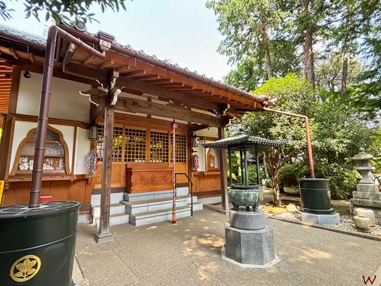 El interior del Templo de los Gatos de Tokio, llamado Gotokuji
