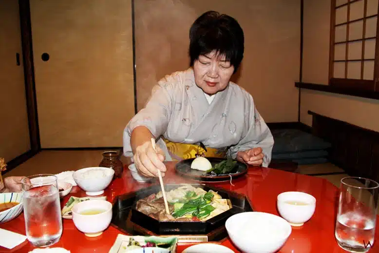 Preparación del Sukiyaki en uno de los mejores restaurantes de Kioto