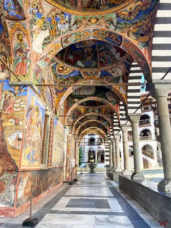 El pasillo que da entrada a visitar el Monasterio de Rila