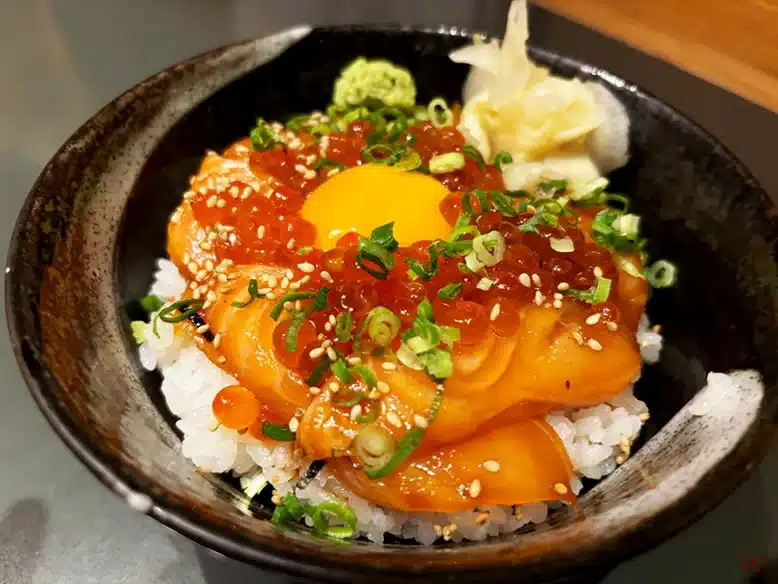 Salmón Yukhoe Box en uno de los mejores restaurantes de Tokio