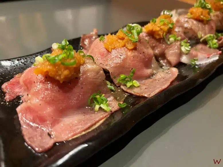 Ternera sobre arroz de sushi en uno de los mejores restaurantes donde comer en Tokio