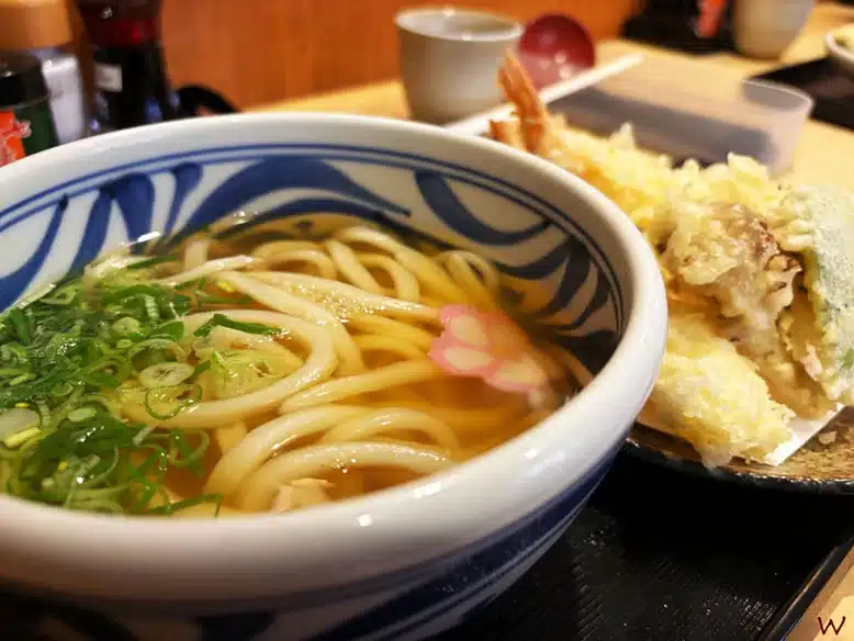 Udon con tempura y gambas en Kanoya, uno de los mejores restaurantes donde comer en Tokio
