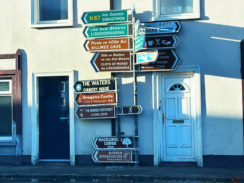 Señales de tráfico para visitar los acantilados de Moher