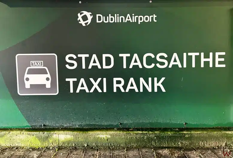 Parada de taxis para ir desde el aeropuerto de Dublín al centro de la ciudad
