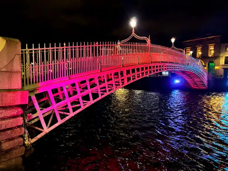 El puente Ha'Penny es uno de los mejores lugares que ver en Dublín