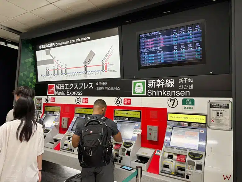 Máquina expendedora del Narita Express para ir desde el Aeropuerto de Narita a Tokio centro
