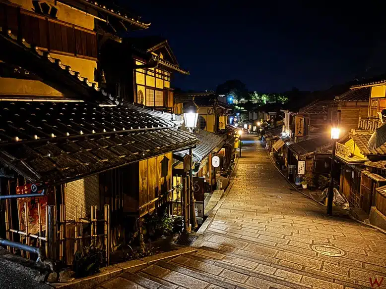 La calle comercial Higashiyama, una de las calles que ver en Kioto