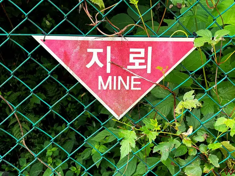 Cartel de peligro minas en la Zona Desmilitarizada de Corea