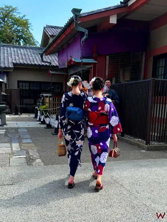 Kimonos tradicionales en el templo Sensoji de Tokio