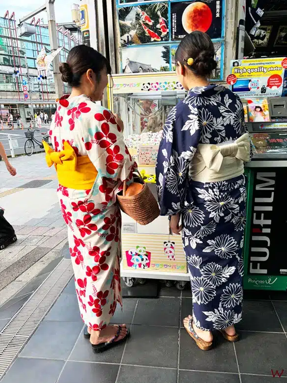 Mujeres con trajes tradicionales en Tokio