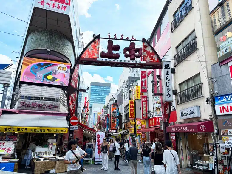 El mercado de "Ameyoko" en el barrio de Ueno, uno de los mejores lugares que ver en Tokio en 4 días