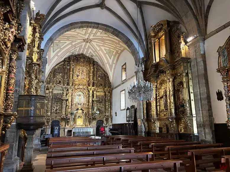 Interior de la Iglesia de Santa María, uno de los lugares que ver en Luanco