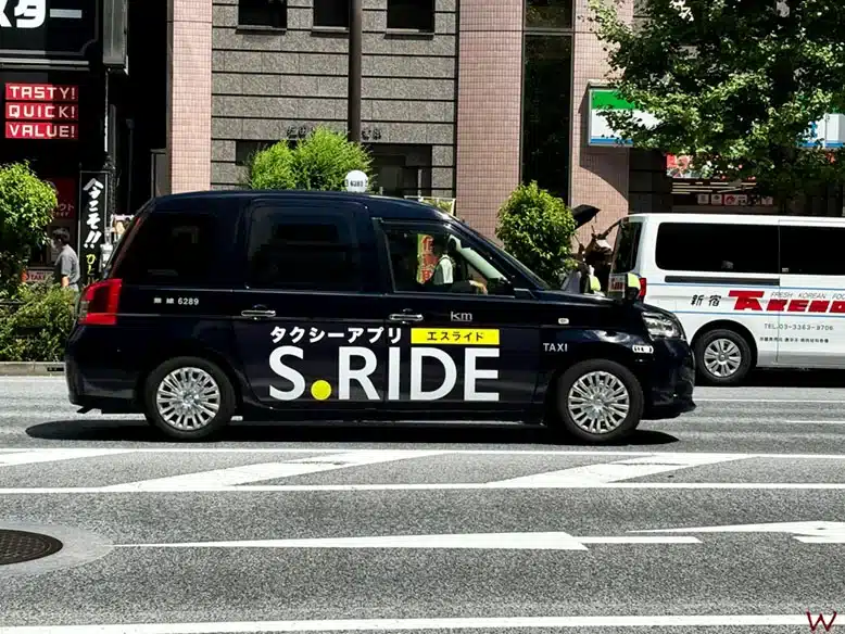 Un taxi para moverse por Tokio en transporte público