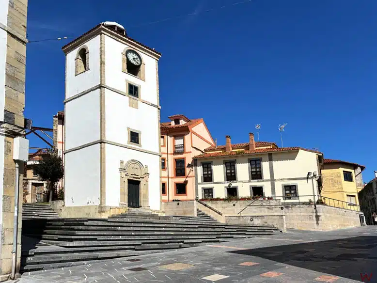 La Torre del Reloj es uno de los mejores lugares que ver en Luanco en un día