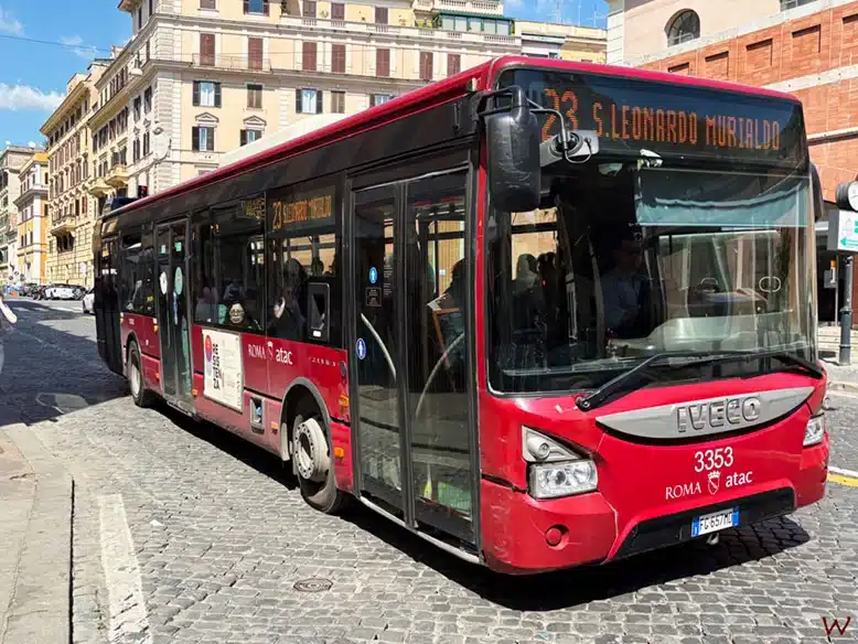 El autobús es una buena forma de moverse por Roma en transporte público