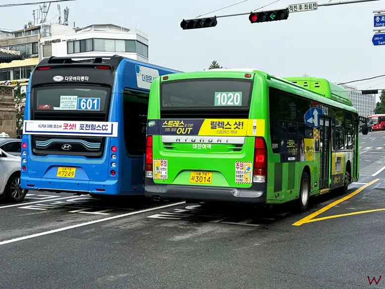Autobús es una de las mejores formas de moverse por Seúl en transporte público