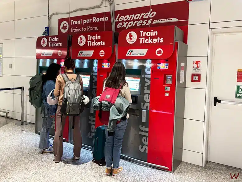 Máquinas expendedoras Leonardo Express para ir del aeropuerto de Fiumicino al centro de Roma