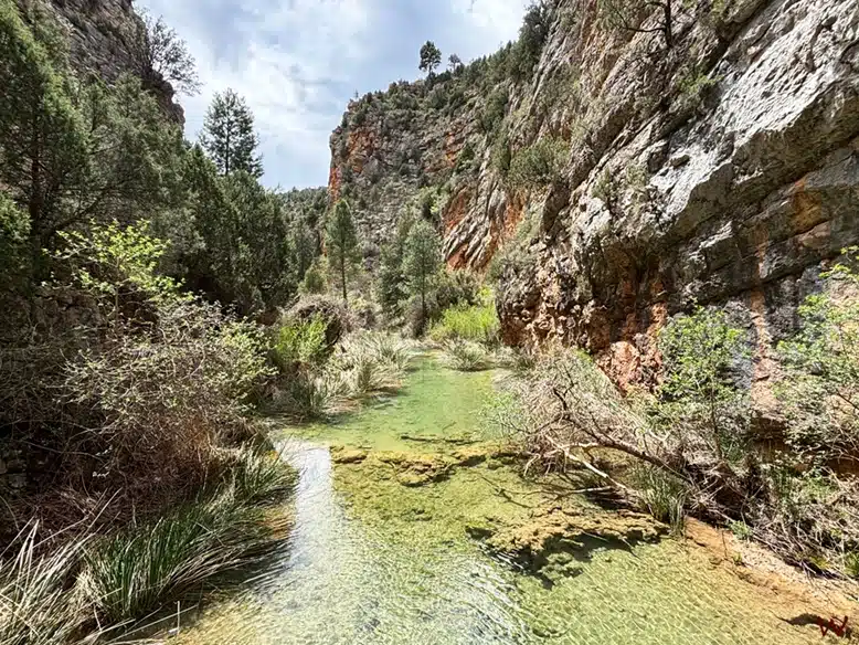 Ruta por los estrechos del río Ebrón, uno de los lugares que ver en Teruel
