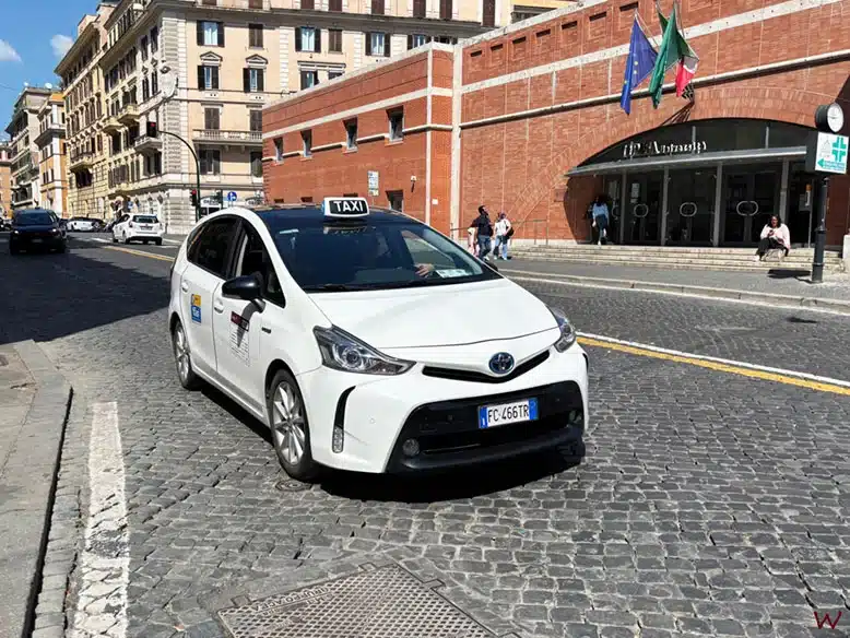 Un taxi de Roma para saber cómo moverse por Roma en transporte público