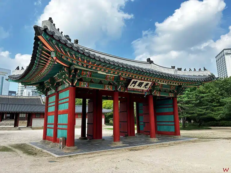 La puerta del Palacio Deoksugung en Seúl en nuestra ruta por Japón y Corea