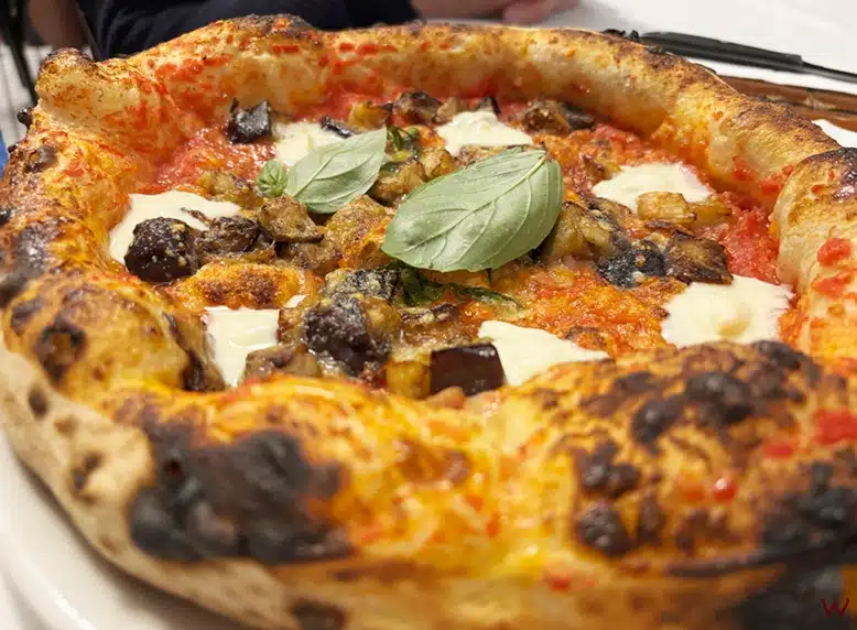 Pizza Parmigiana del Piccolo Buco, una de las mejores pizzerías de Roma