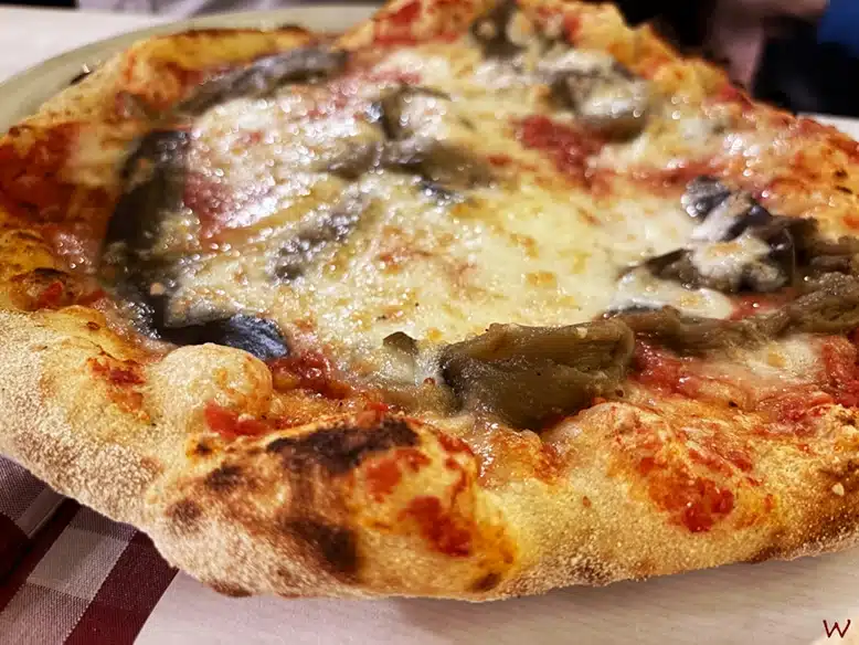 La Pizza de anchoas de Dar Poeta, uno de los lugares donde comer pizza en Roma