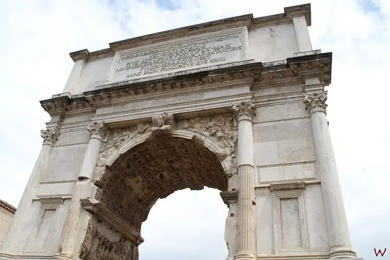 El Arco de Tito es uno de los monumentos al visitar el Foro Romano