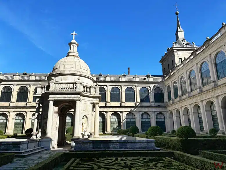 El Claustro y Patio de los Evangelistas en el Monasterio de El Escorial
