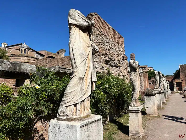 Un paseo entre estatuas al visitar el Foro Romano