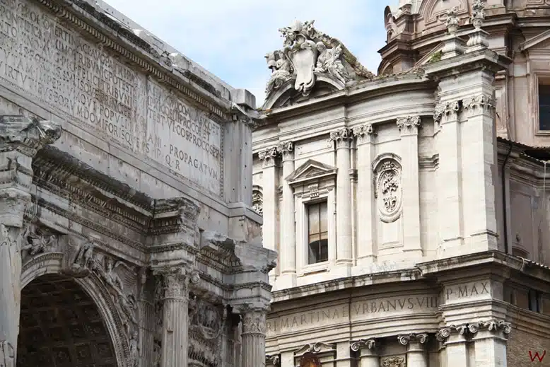 Restos del Imperio Romano en el Foro, uno de los lugares que ver en Roma