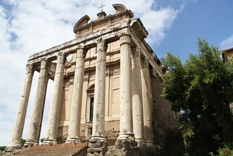 El Templo de César al visitar el Foro Romano