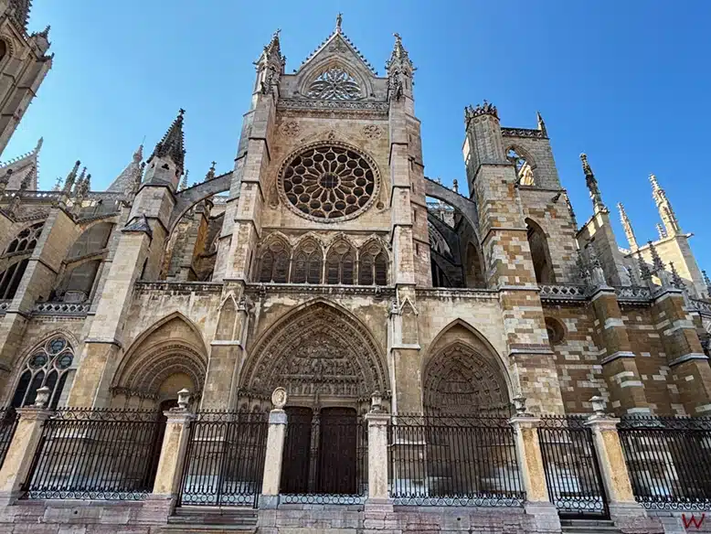 La Puerta del Obispo en la Catedral de León