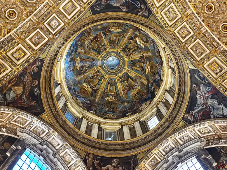 Una de las cúpulas de San Pedro del Vaticano
