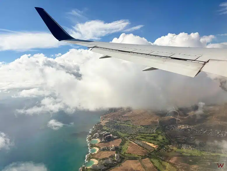 Hawaii desde un avión para moverse entre las islas de Hawaii