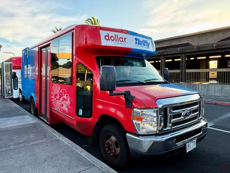 Toma el shuttle para ir al centro de alquiler de coches