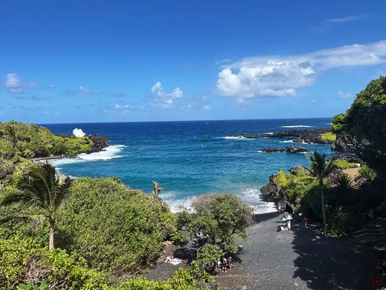 La playa negra de Waianapanapa en Maui