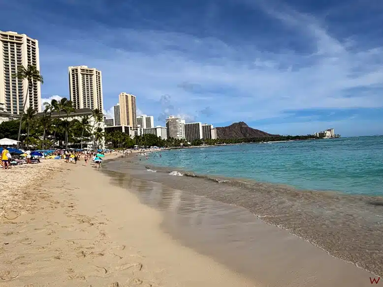 La famosa playa de Waikiki en Oahu (Hawaii), uno de los lugares donde alojarse en Oahu