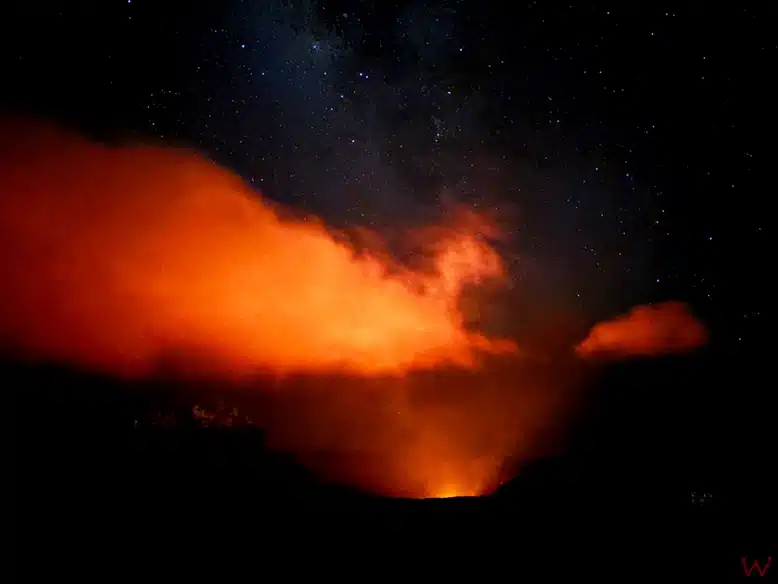 El resplandor del Kilauea al visitar el Parque Nacional de los Volcanes en Hawaii
