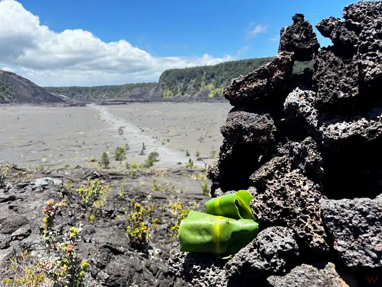Ofrendas a la Diosa Pele al visitar el Parque Nacional de los Volcanes